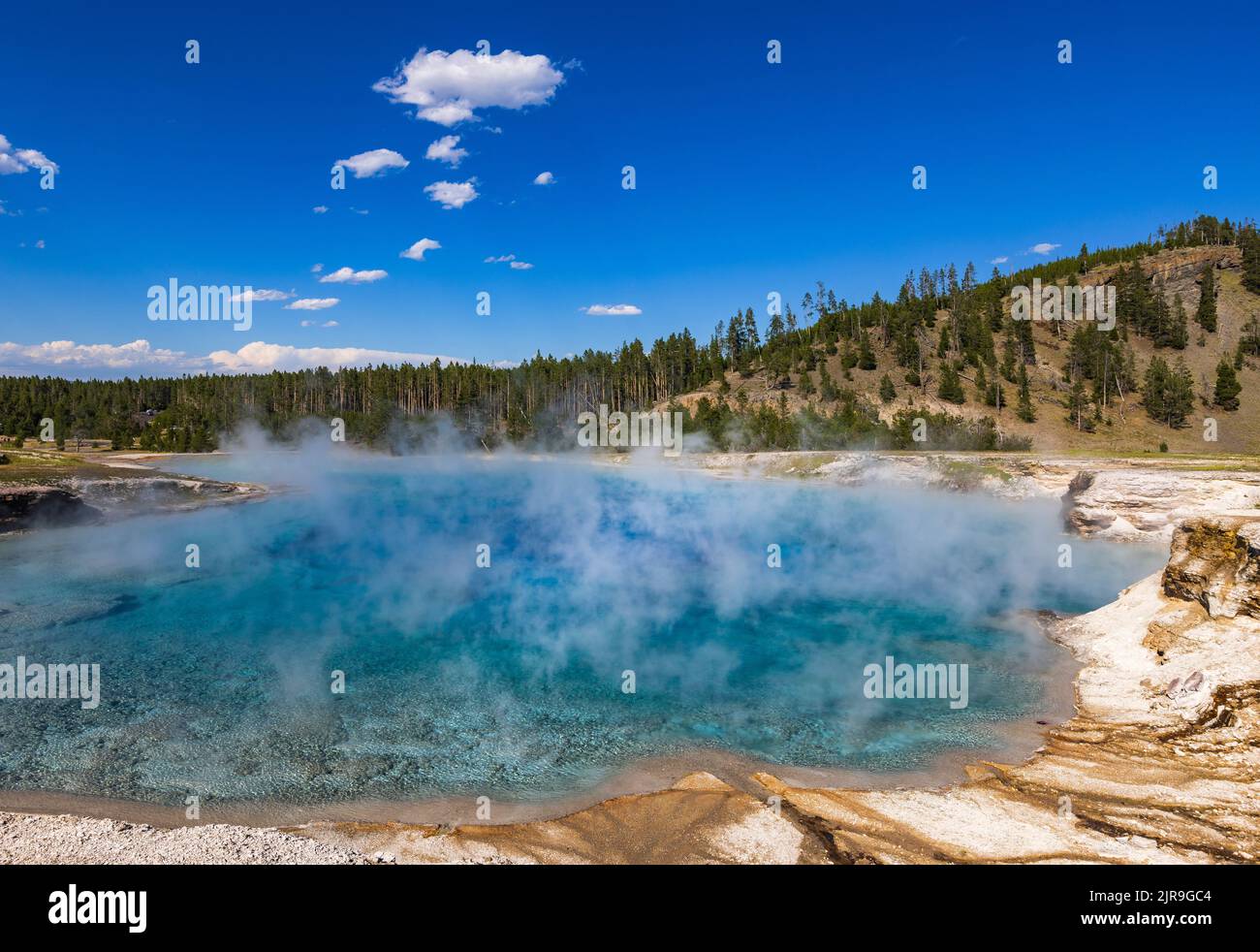 Il vapore sorge al largo del Cratere Excelsior Geyser, un geyser dormiente di tipo fontana nel bacino di Midway Geyser del Parco Nazionale di Yellowstone, Wyoming, USA. Foto Stock