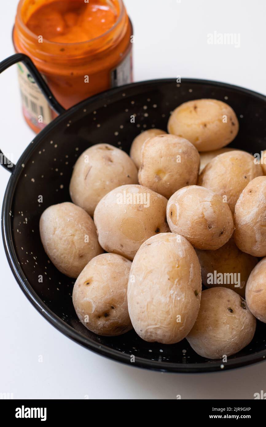 Spuntini tradizionali di patate rughe dall'isola di Gran Canaria, Spagna. Foto Stock