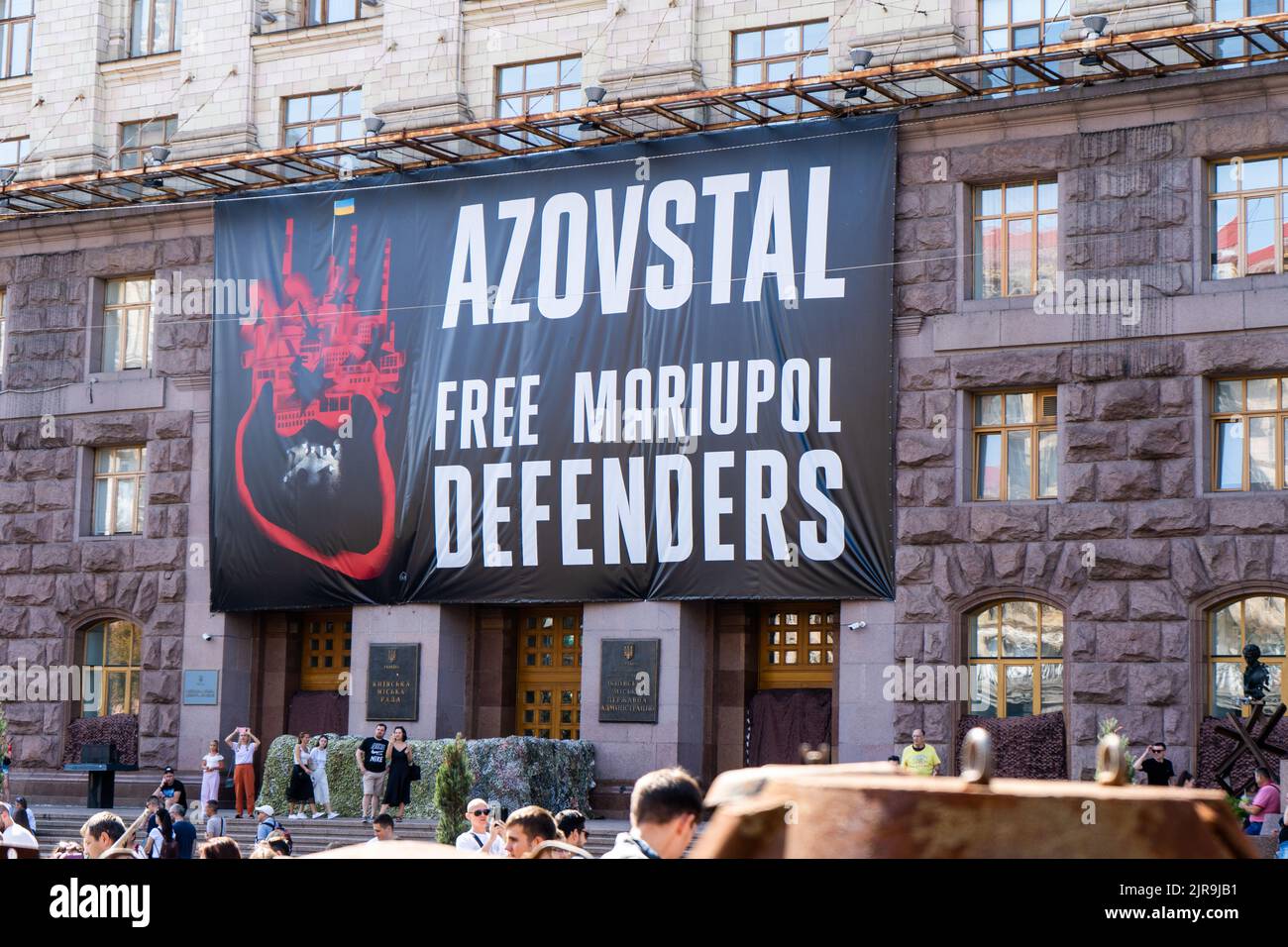 Poster sulla costruzione del comune di Kiev. Azovstal libera Mariupol difensori. Strada comunale durante la guerra con la Russia. Ucraina, Kiev - 21 agosto 2022. Foto Stock