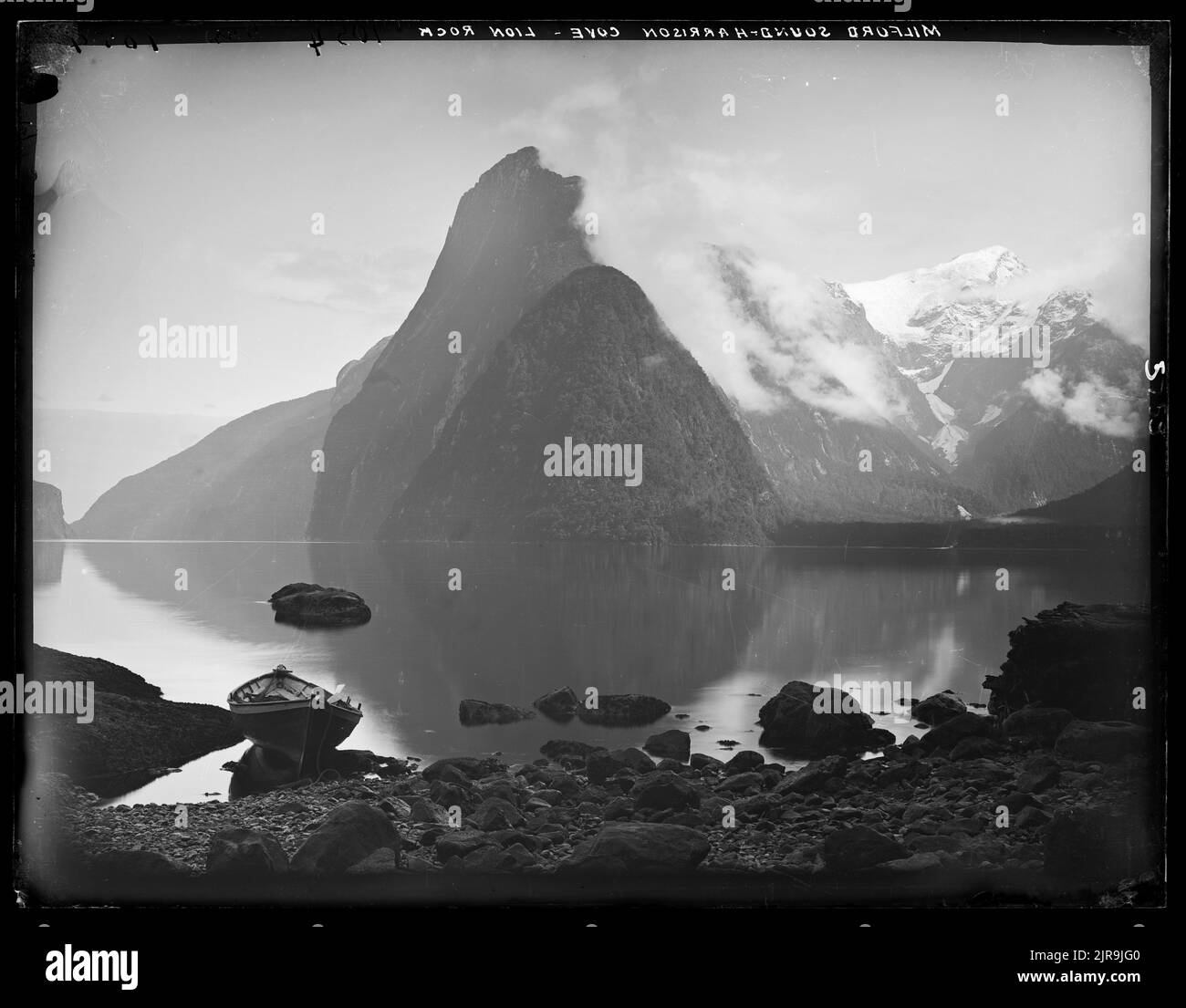 [Milford Sound, Harrison Cove, Lion Rock], 1882, Dunedin, Di Burton Brothers, Alfred Burton. Foto Stock