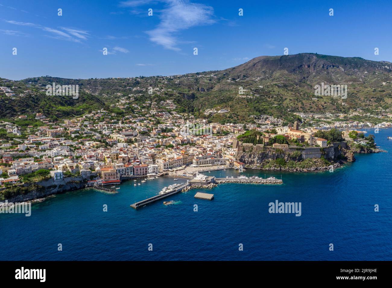 Isola di Lipari in Sicilia dall'alto del mare Foto Stock