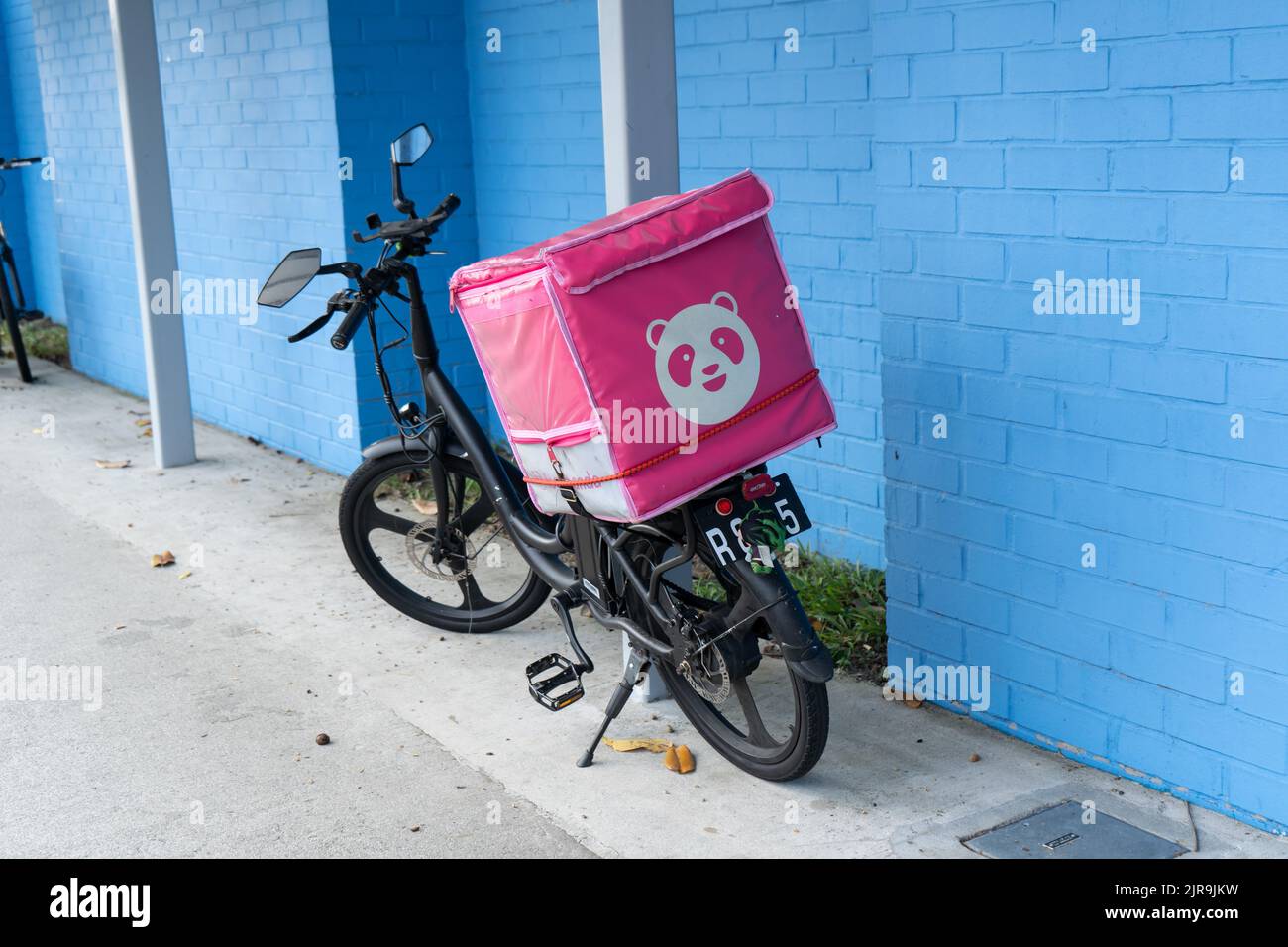 Singapore - 19 luglio 2022: La bicicletta del pilota Foodpanda è stata parcheggiata accanto alla strada. Foto Stock