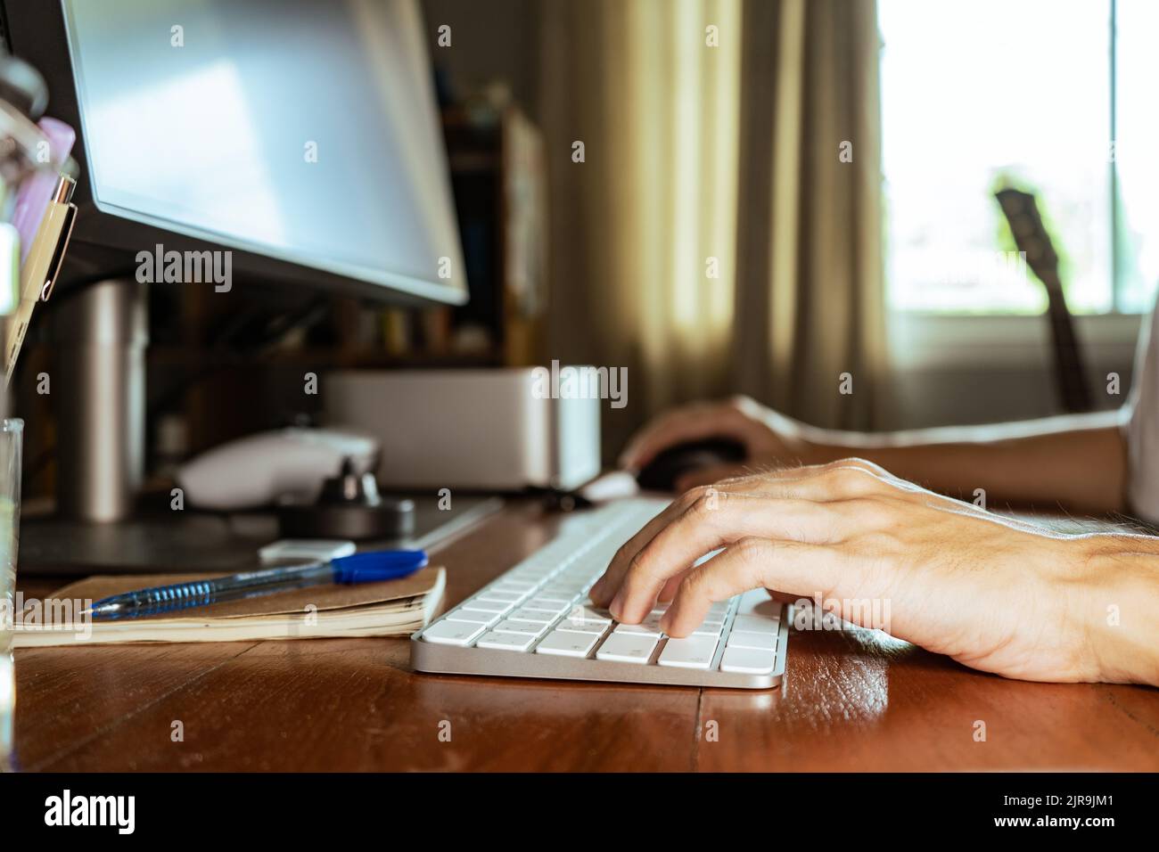 Lavorare su un computer desktop a casa Foto Stock