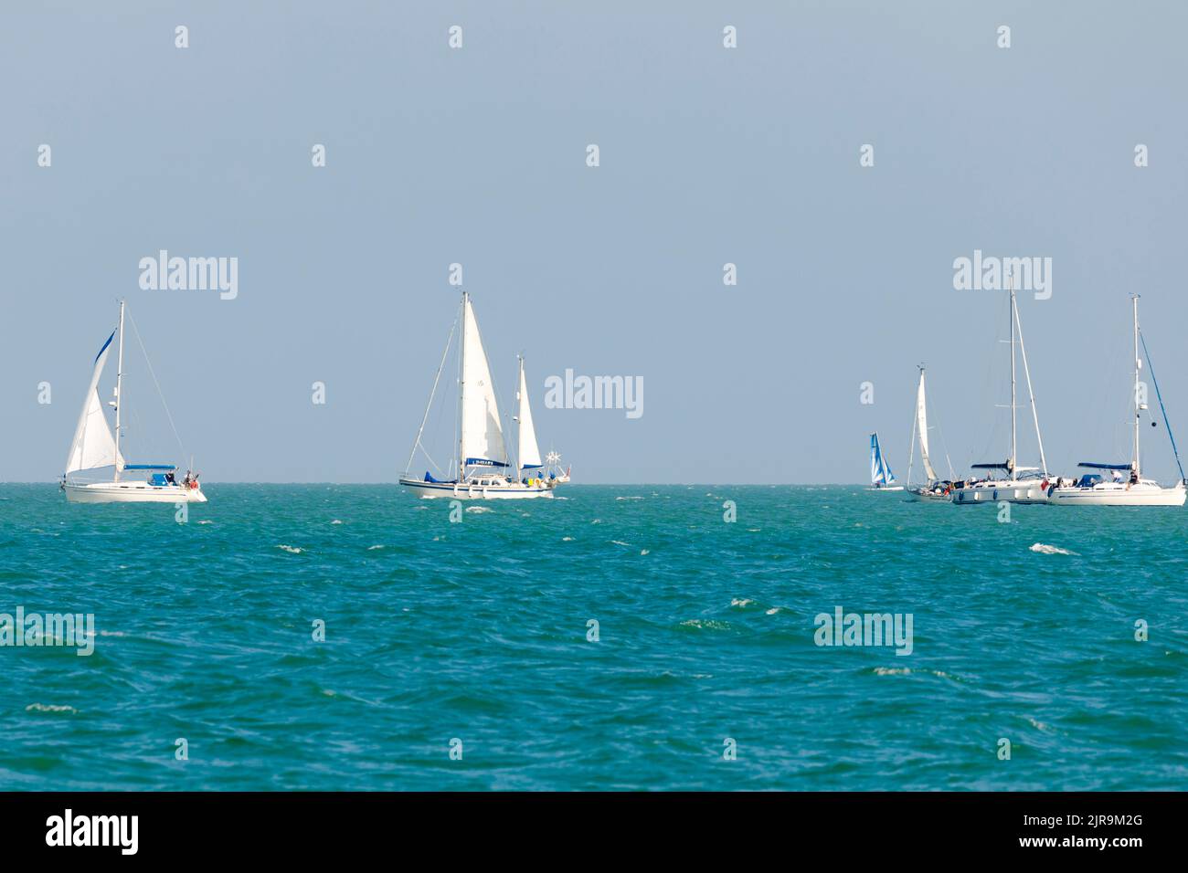 Barche a vela sul canale inglese in una giornata di sole estati. East Sussex, Regno Unito Foto Stock