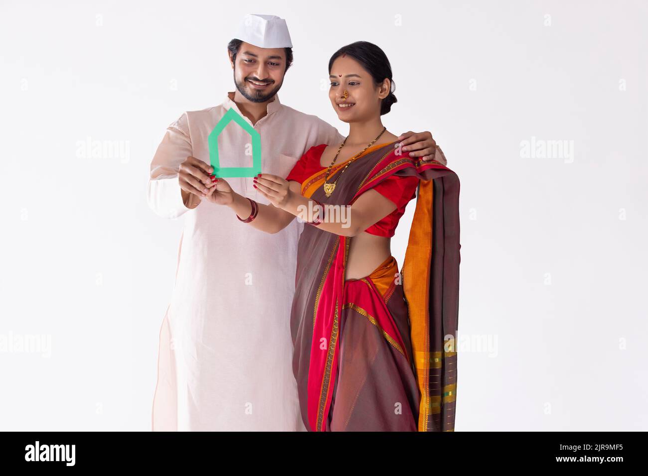 Ritratto di coppia maharashtria che tiene in mano il loro nuovo sogno di casa Foto Stock