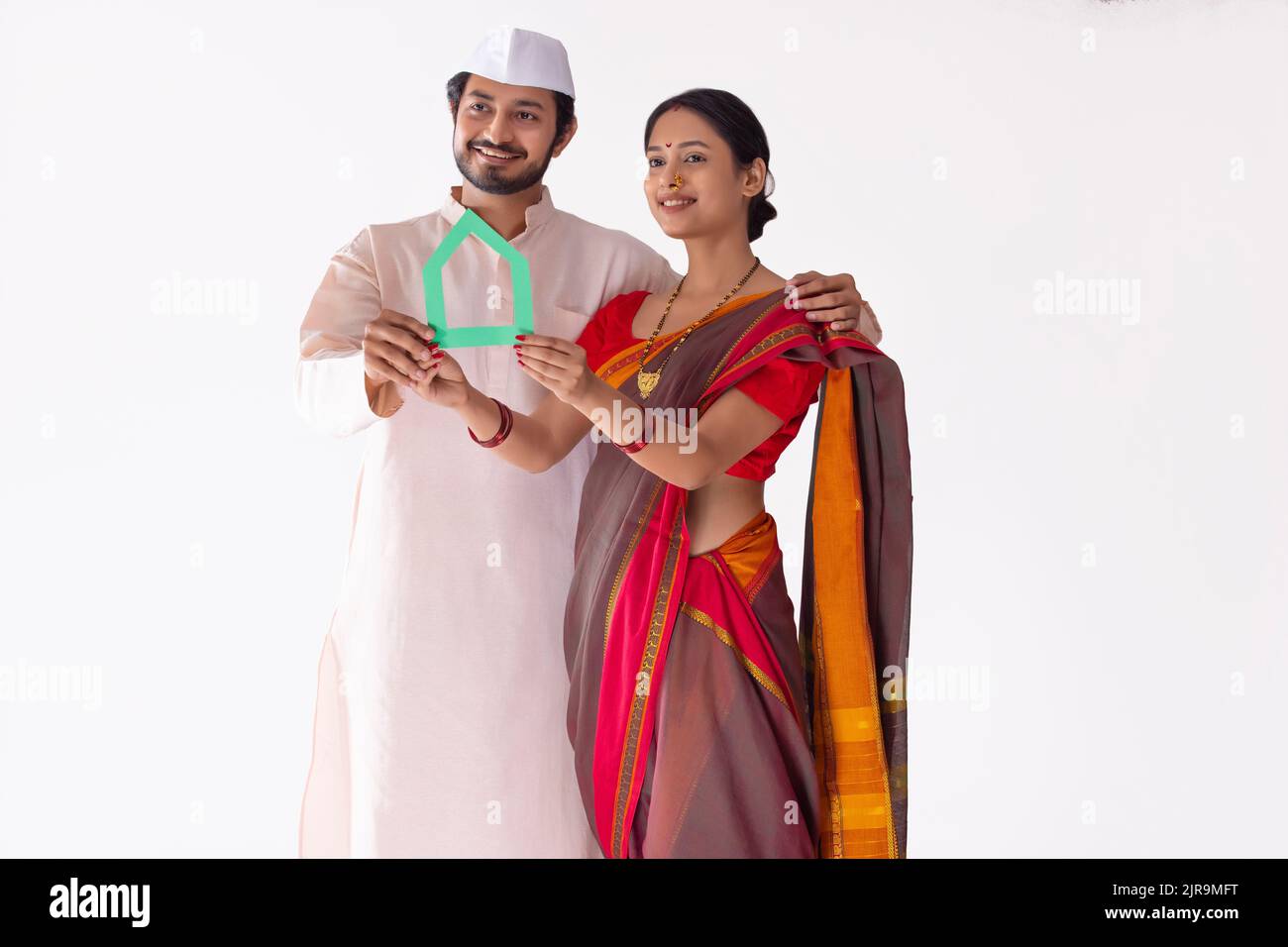 Ritratto di coppia maharashtria che tiene in mano il loro nuovo sogno di casa Foto Stock
