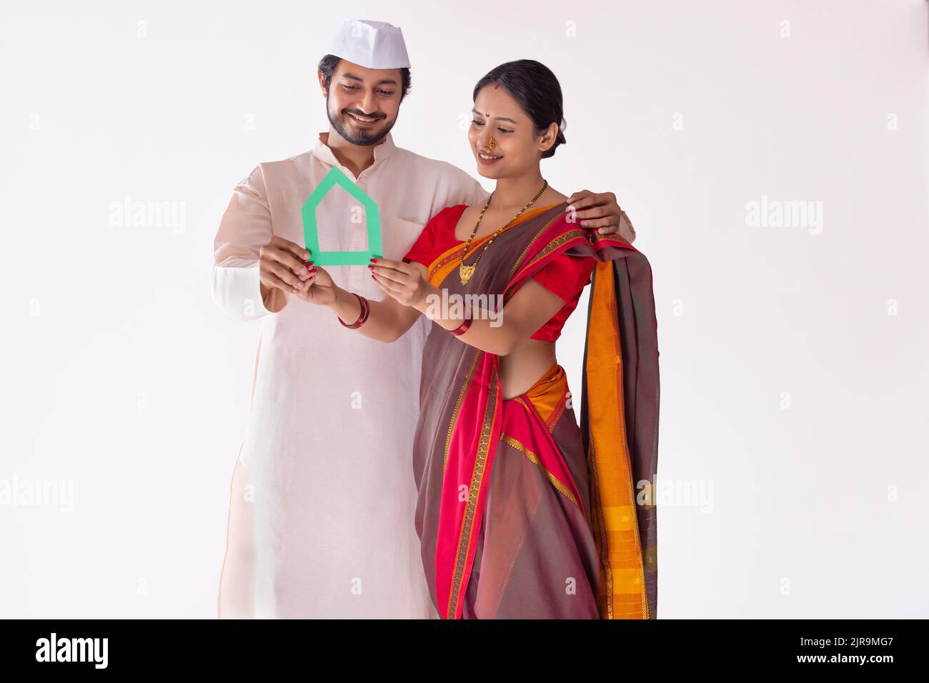 Ritratto di coppia maharashtria che tiene in mano il loro nuovo sogno di casa Foto Stock