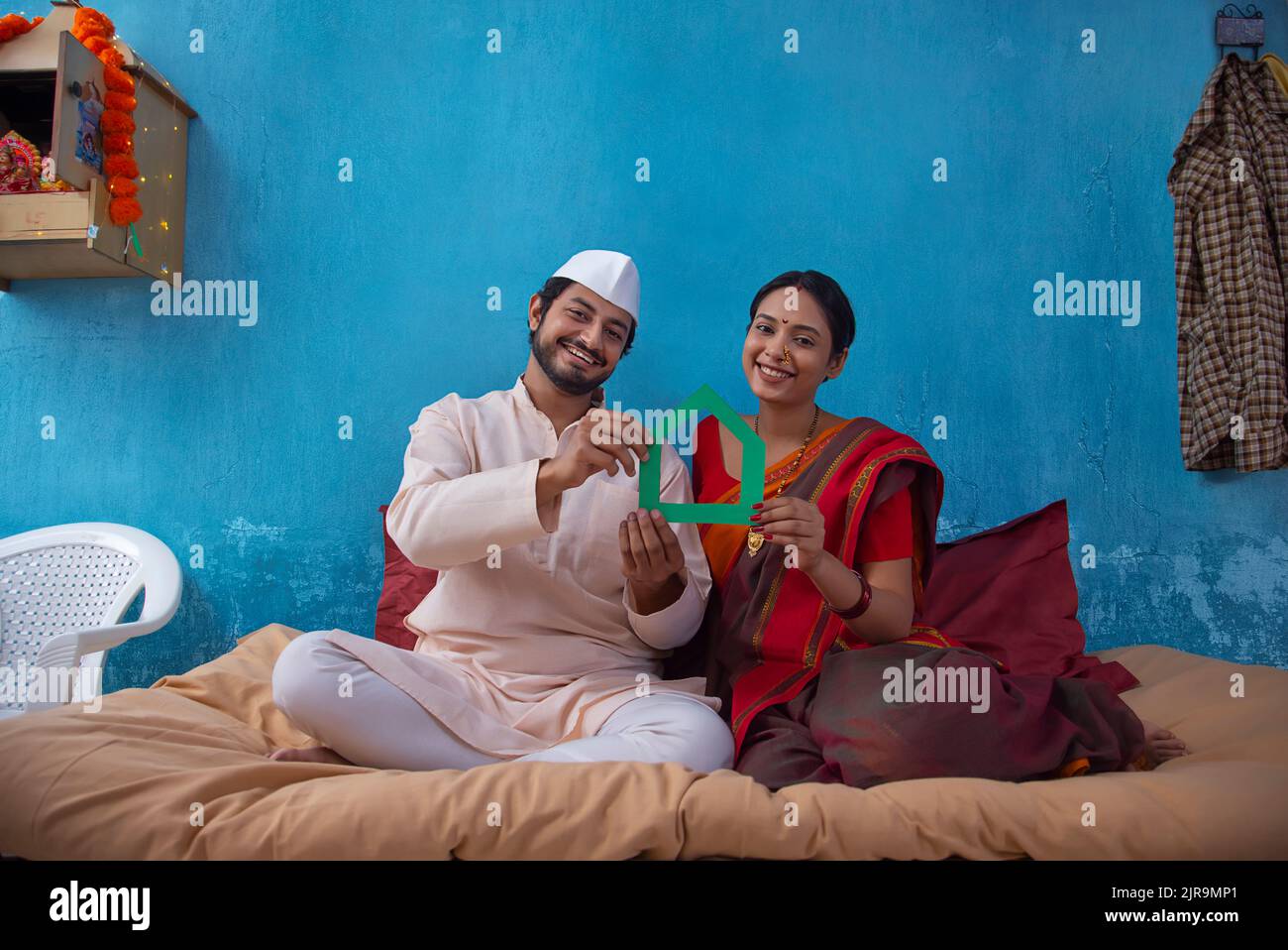 Coppia maharashtria con la loro nuova casa da sogno in mano Foto Stock