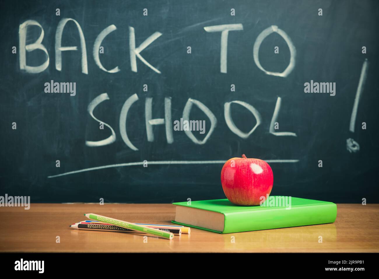 Torna al tema della scuola utilizzando forniture scolastiche e lavagna. Ora di scuola Foto Stock