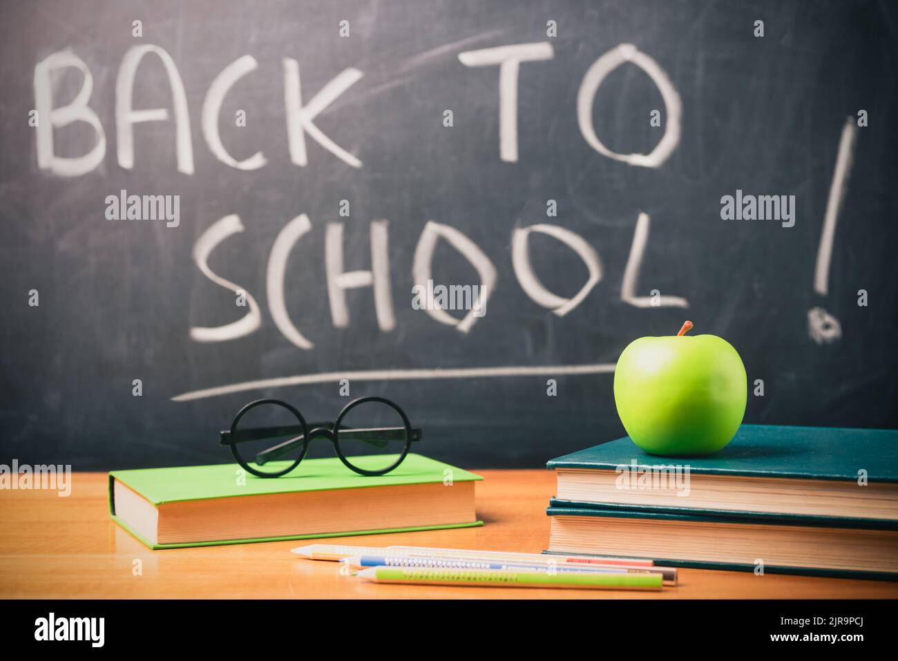 Torna al tema della scuola utilizzando forniture scolastiche e lavagna. Ora di scuola Foto Stock