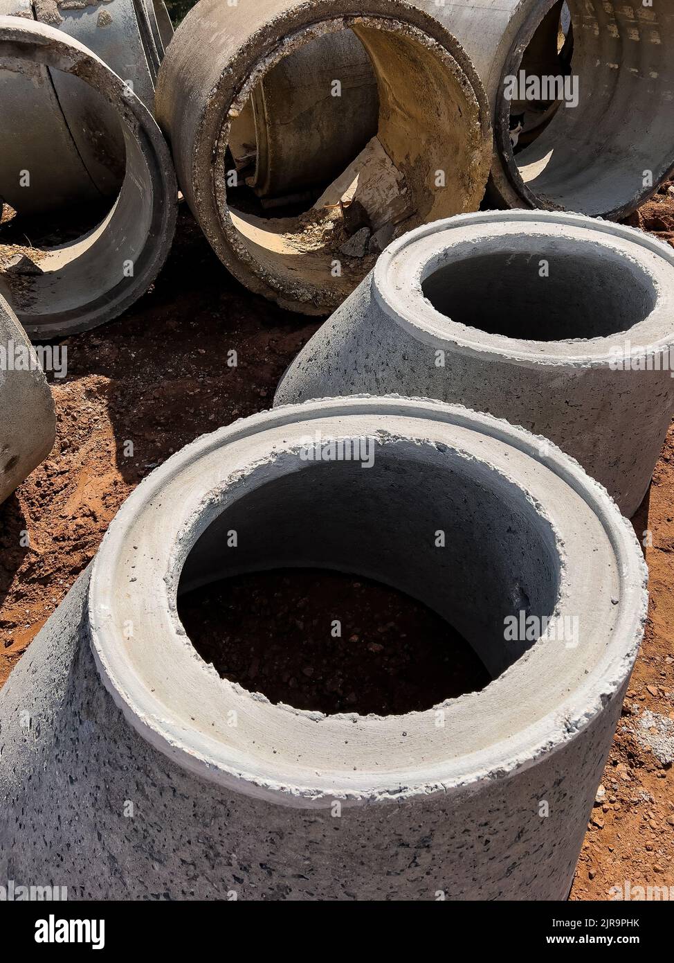 Tubi fognari in calcestruzzo per cantieri edili, architettura e concetto industriale Foto Stock