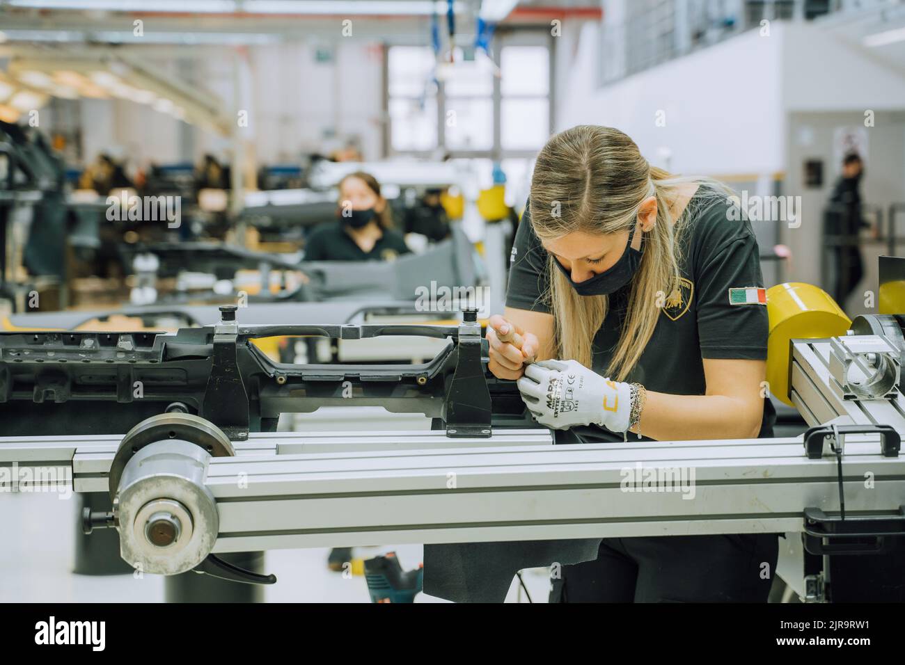 Italia, SantAgata Bolognese, 20 gennaio 2022: Stabilimento automobili Lamborghini. Donne che lavorano nel laboratorio di tappezzeria Foto Stock