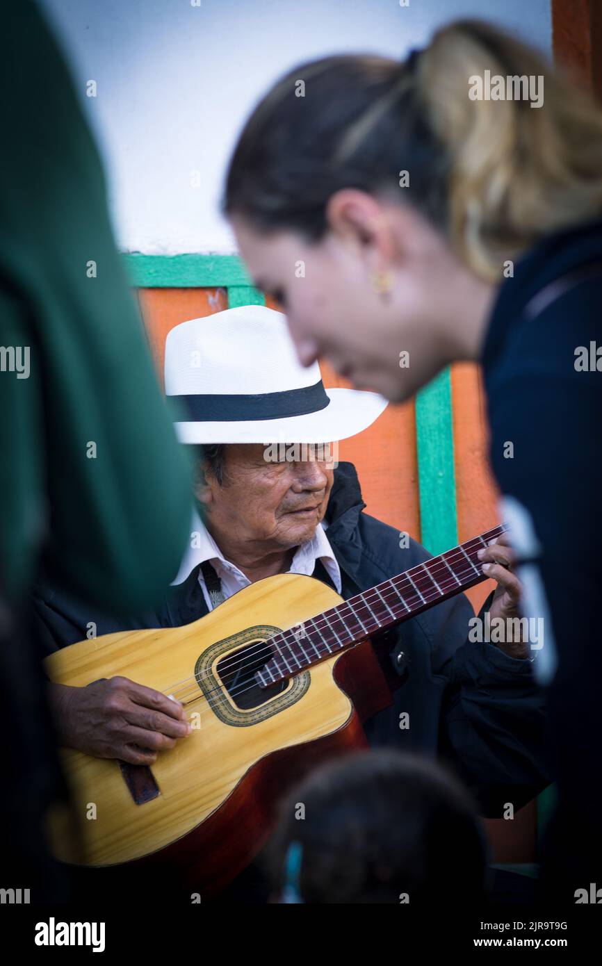 Uno scatto verticale di un uomo che suona la chitarra all'aperto a Filandia, Colombia Foto Stock
