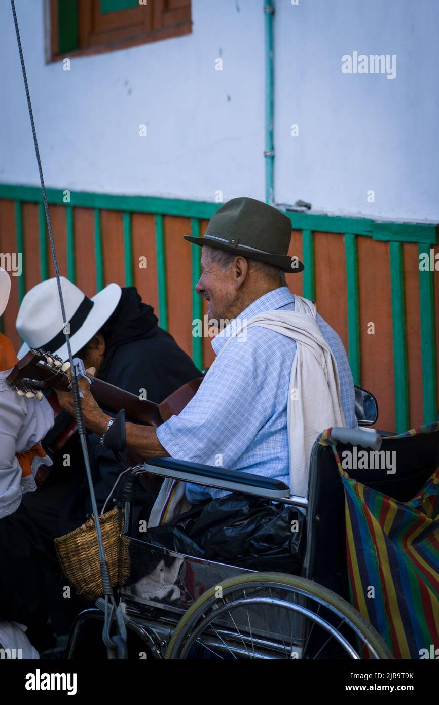 Uno scatto verticale di un uomo che suona la chitarra all'aperto a Filandia, Colombia Foto Stock