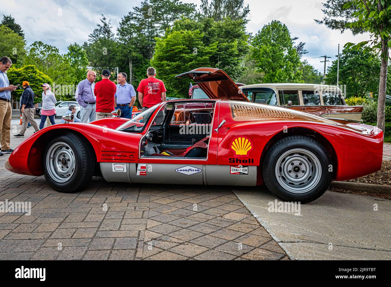 Highlands, NC - 10 giugno 2022: Vista laterale in prospettiva bassa di una Porsche 906 Carrera 6 1966 ad una fiera automobilistica locale. Foto Stock