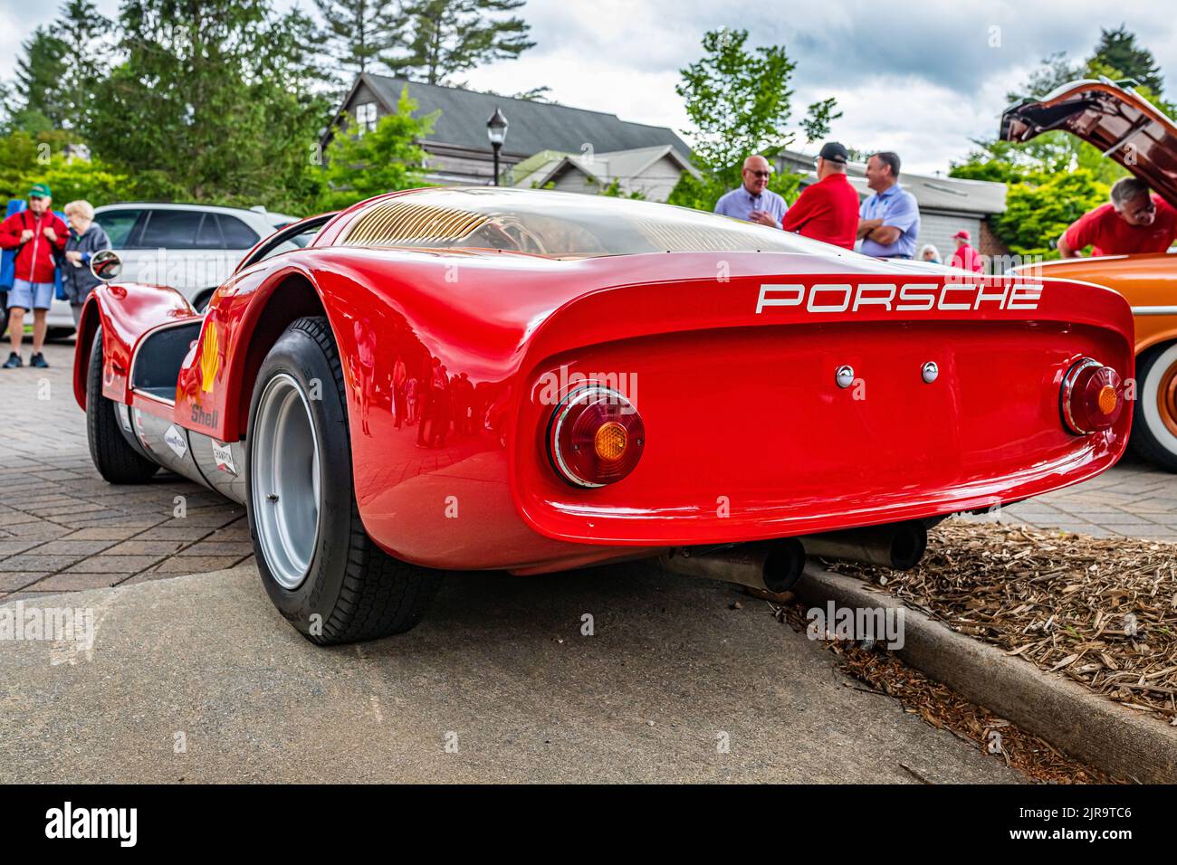 Highlands, NC - 10 giugno 2022: Vista in basso angolo grandangolare posteriore di una Porsche 906 Carrera 6 1966 ad una fiera automobilistica locale. Foto Stock