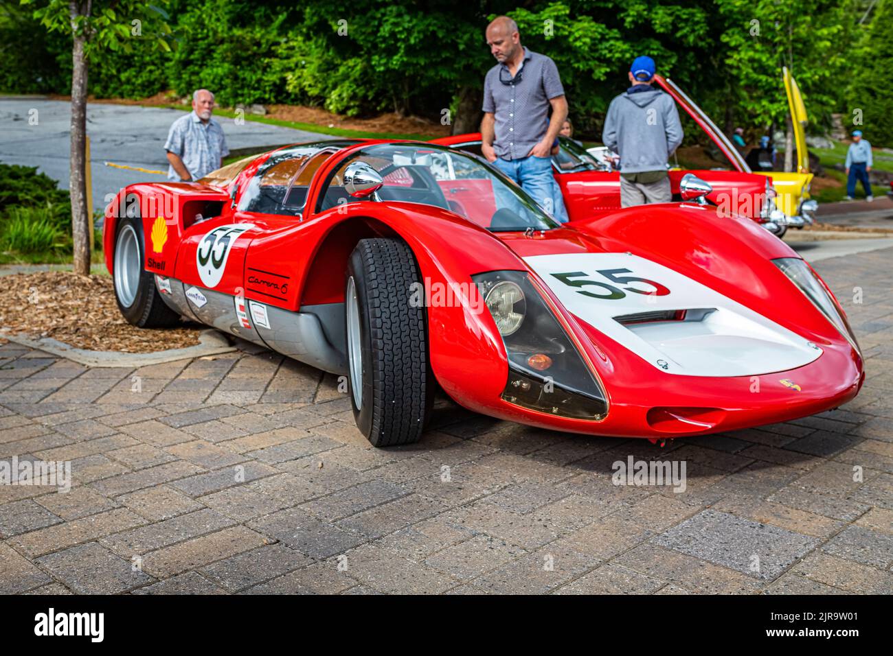Highlands, NC - 10 giugno 2022: Vista frontale in basso dell'angolo di una Porsche 906 Carrera 6 1966 ad un salone automobilistico locale. Foto Stock