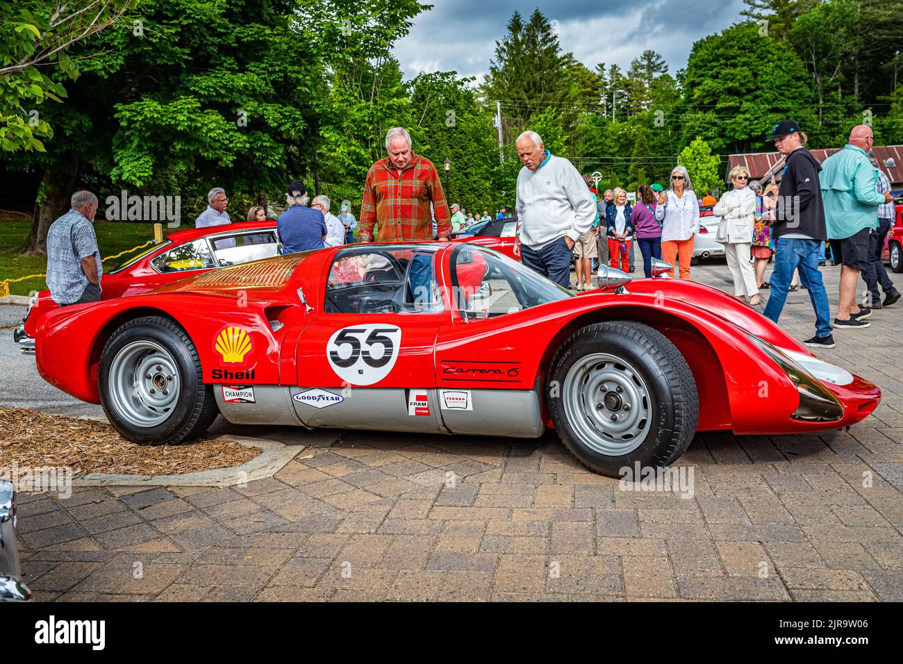 Highlands, NC - 10 giugno 2022: Vista laterale in prospettiva bassa di una Porsche 906 Carrera 6 1966 ad una fiera automobilistica locale. Foto Stock