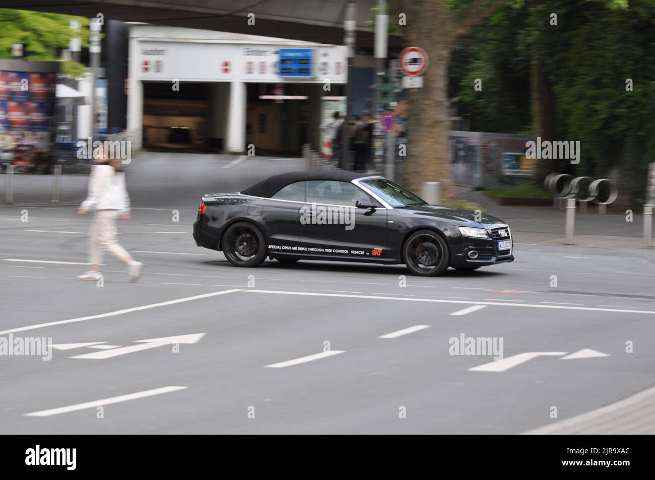 Una Audi A5 nera (8T) convertibile durante la guida all'incrocio a Bochum, Germania. Foto Stock