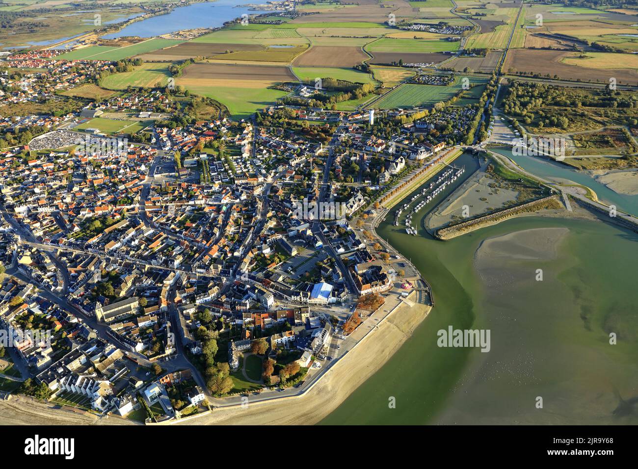 Le Crotoy (Francia settentrionale): Vista aerea della località balneare in autunno, con il porto e la baia della Somme in lontananza, dalla Manica Foto Stock