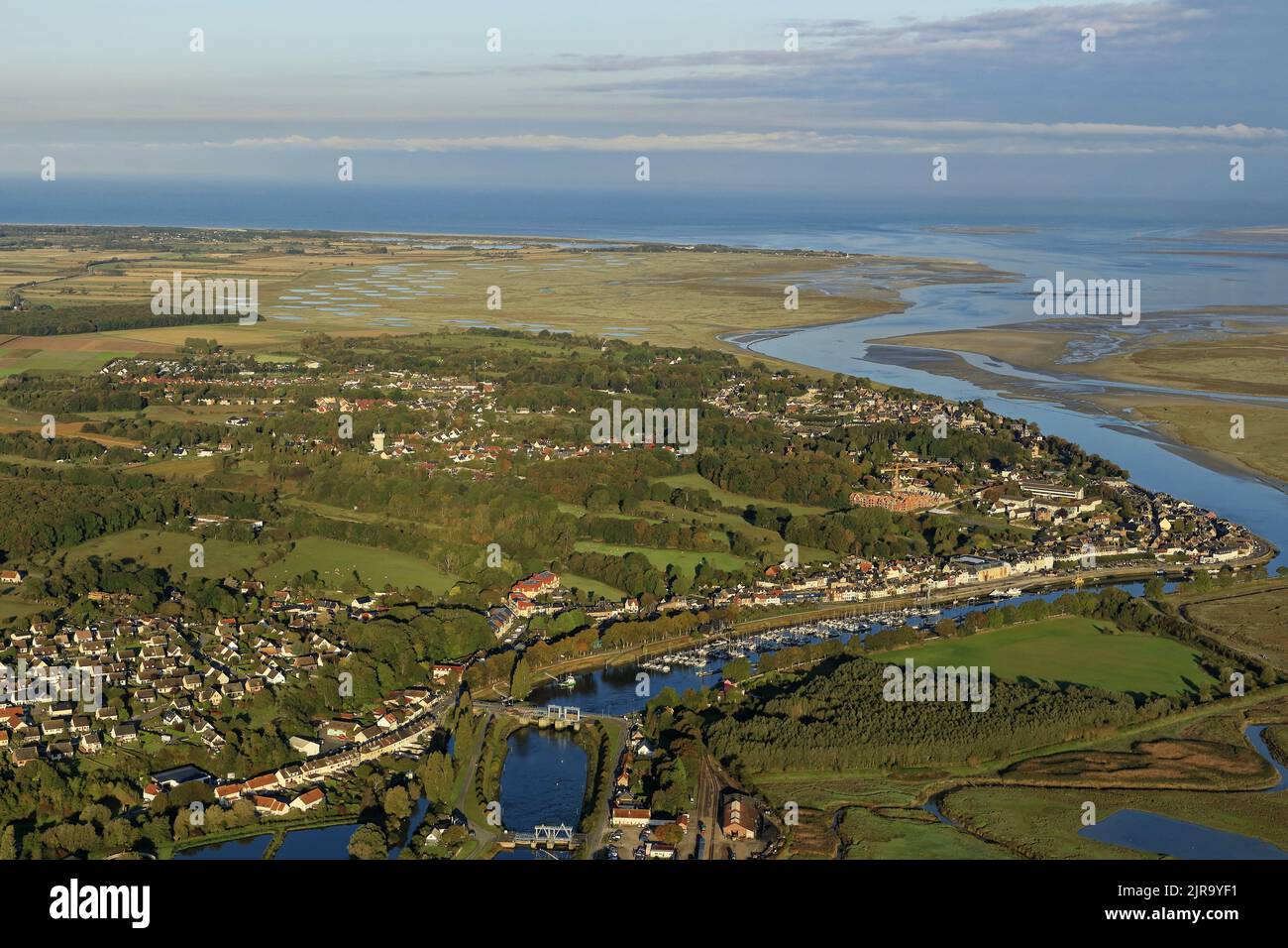 Saint-Valery-sur-Somme (Francia settentrionale): Vista aerea della costa, la città su un promontorio che sovrasta l'estuario della Somme e il porto Foto Stock