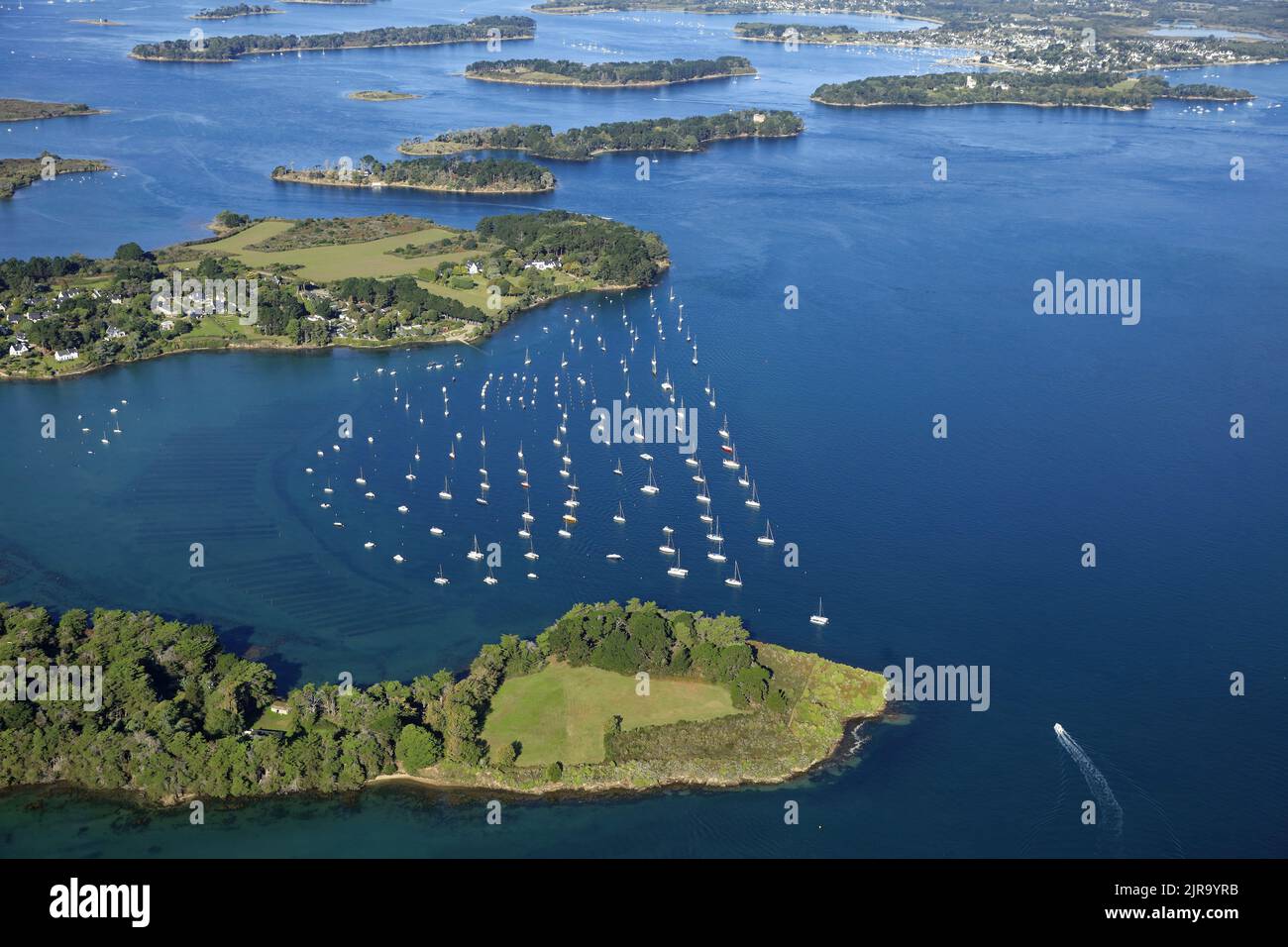 Arzon (Bretagna, Francia nord-occidentale): Vista aerea dell'ancoraggio di Kerners-Bilouris, la baia di Kerners, di fronte all'isola Òile aux MoinesÓ Foto Stock