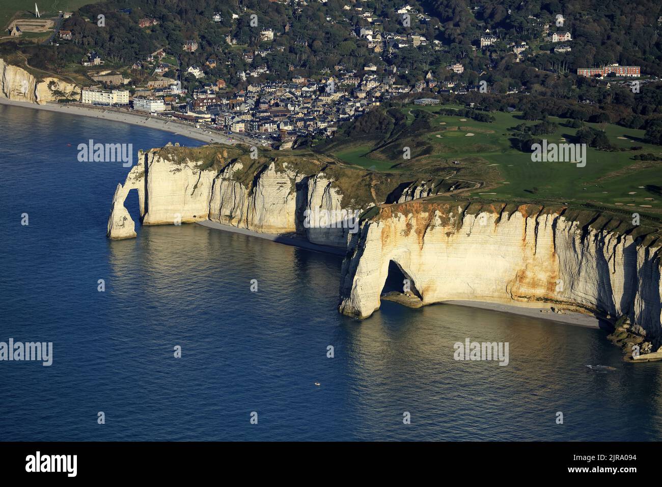 Etretat (Normandia, Francia settentrionale): Veduta aerea delle scogliere calcaree della località balneare e della Costa d'Alabastro (Costa d'Alabastro) Foto Stock