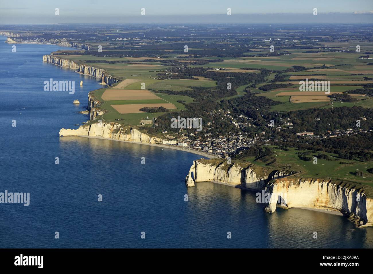 Etretat (Normandia, Francia settentrionale): Veduta aerea delle scogliere calcaree della località balneare e della Costa d'Alabastro (Costa d'Alabastro) Foto Stock