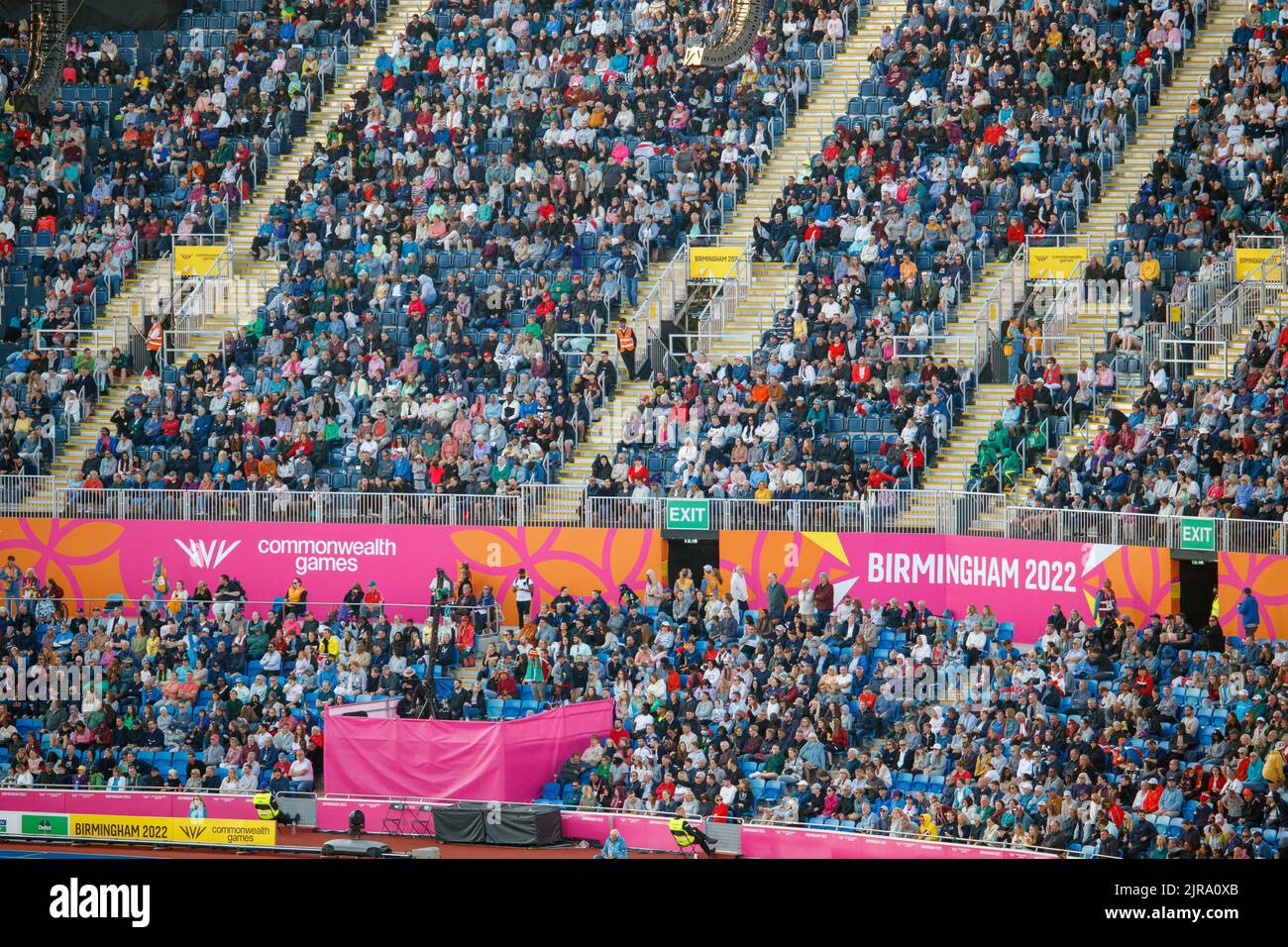 Azione dai Giochi del Commonwealth di Birmingham allo stadio sportivo Alexander la sera del 5th agosto 2022. L'immagine mostra le folle enormi del Sellout. Lo stadio fu esaurito per tutti i giorni dei Giochi del Commonwealth. Foto Stock