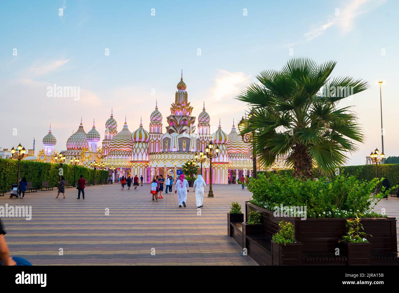Dubai, Emirati Arabi Uniti - 4 aprile 2022: Ingresso globale al villaggio di Dubai al tramonto. Popolare parco a tema di attrazioni turistiche con negozi e ristoranti Foto Stock