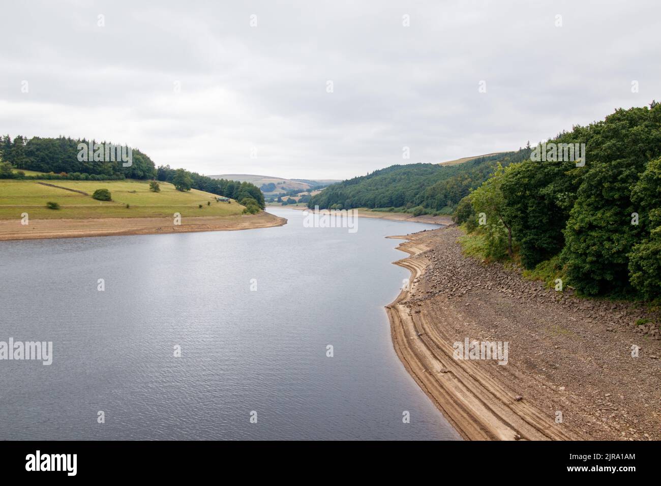 Il serbatoio di Ladybower durante il tempo secco e la siccità nell'estate del 2022. Ladybower Reservoir è un grande serbatoio artificiale a forma di Y, il più basso dei tre nella Upper Derwent Valley nel Derbyshire, Inghilterra. Foto Stock