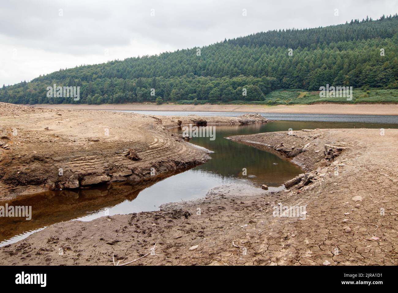 La foto mostra il sito del villaggio perduto che ora può essere visto. Il serbatoio di Ladybower durante il tempo secco e la siccità nell'estate del 2022. Ladybower Reservoir è un grande serbatoio artificiale a forma di Y, il più basso dei tre nella Upper Derwent Valley nel Derbyshire, Inghilterra. Foto Stock