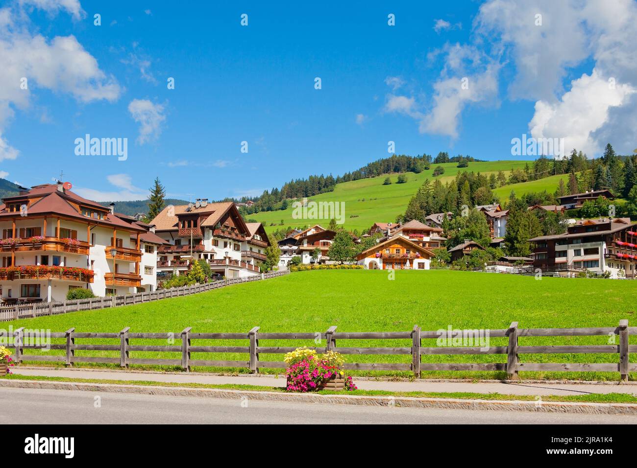 Bellissimo villaggio in Alto Adige durante l'estate, Italia Foto Stock