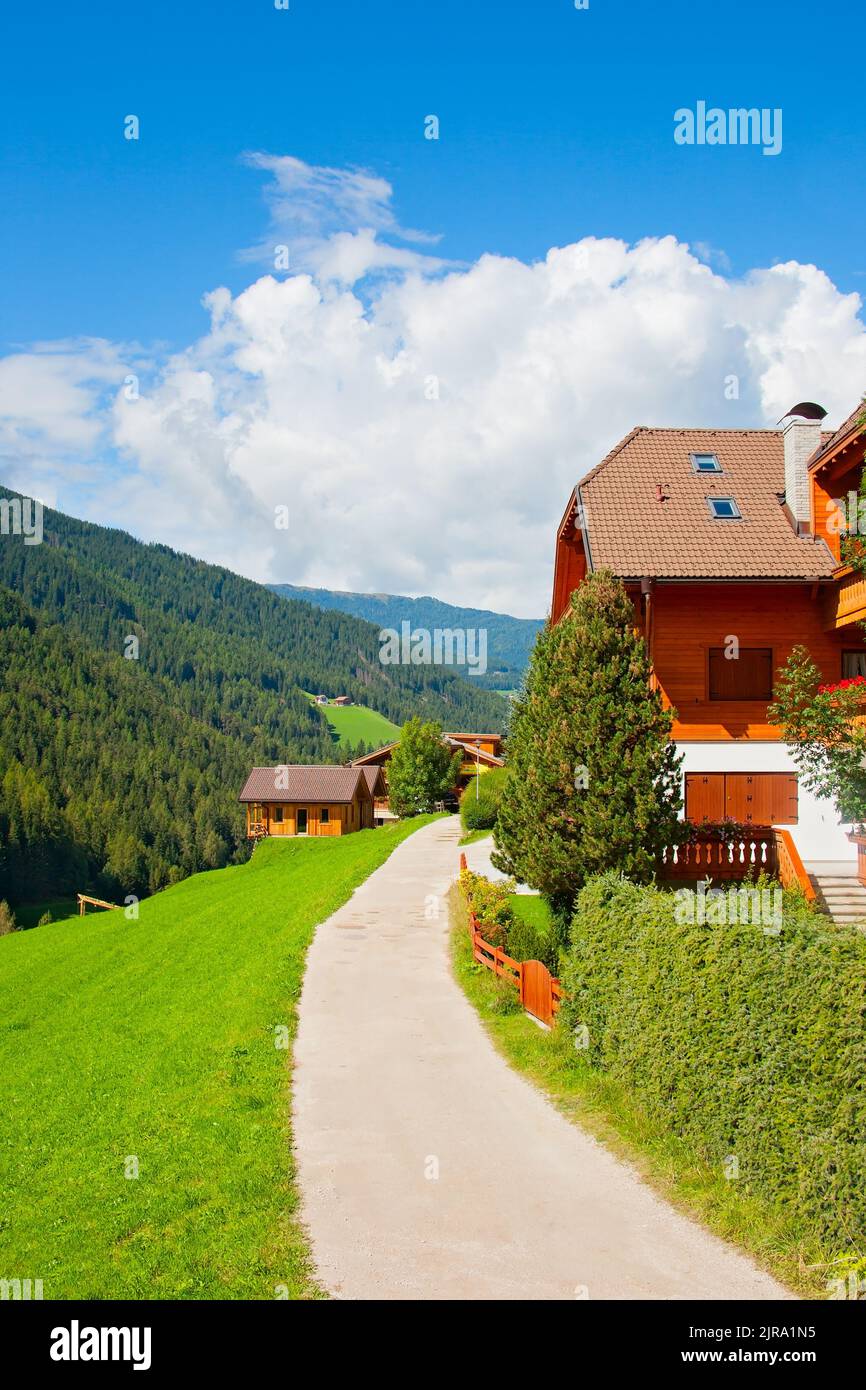 Bellissimo villaggio in Alto Adige durante l'estate, Italia Foto Stock