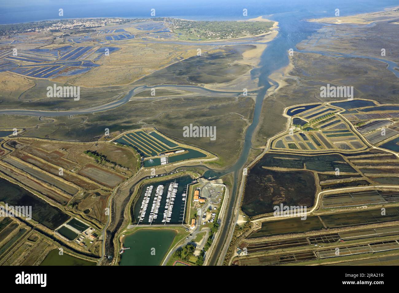 Ars-en-Re (al largo delle coste della Francia occidentale): Veduta aerea del paesaggio con la Baia di Fier d’Ars e il porto turistico, a nord-ovest dell’isola, in t Foto Stock