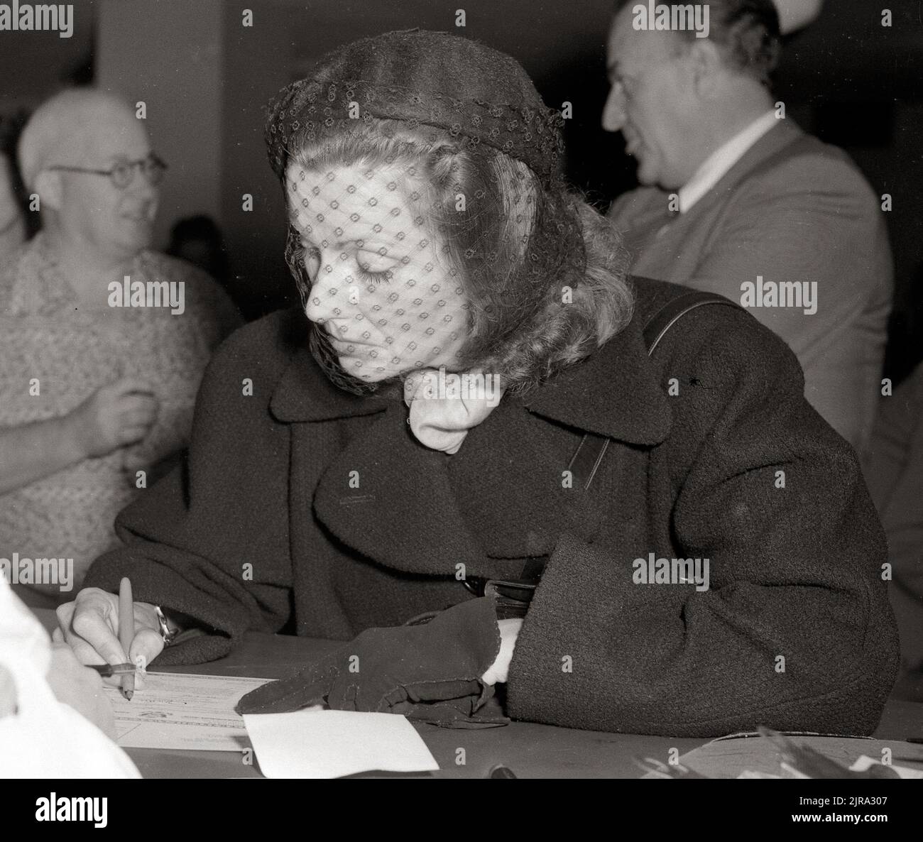 Attrice Greta Garbo compilando i documenti per la cittadinanza degli Stati Uniti 1950. Foto Stock