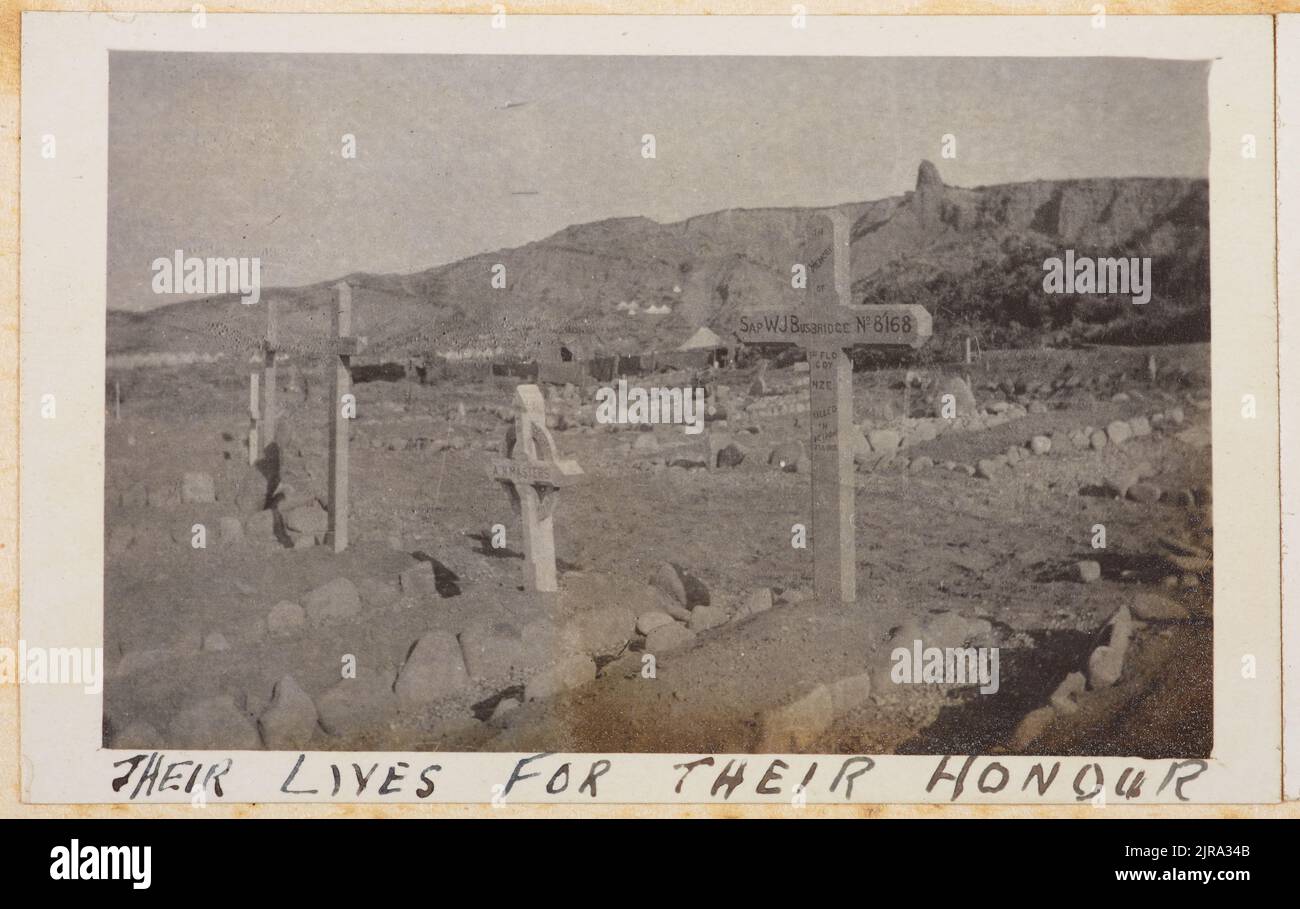 Li abbiamo sepolti sul campo di battaglia sotto l'Apex, dove hanno dato la vita per il loro onore e per il loro paese. Dall'album: Album fotografico di Major J.M. Rosa, 1st NZEF, 1915, Gelibolu Yarimadasi, dal maggiore John Rose. Foto Stock