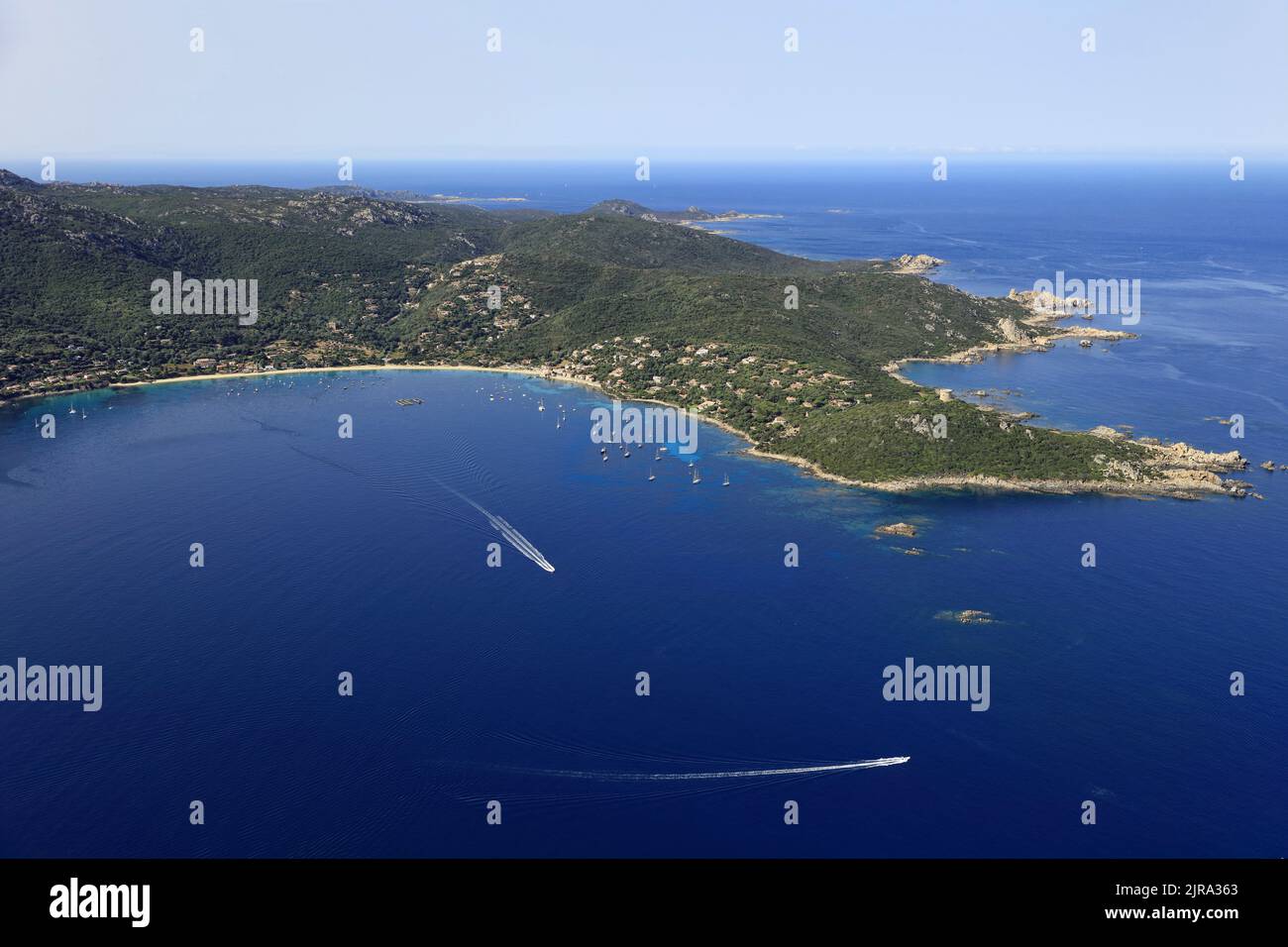 Corsica del Sud, dipartimento Corse-du-sud, villaggio di Belvedere-Campomoro: Vista aerea della spiaggia e l'ancoraggio di Campomoro Foto Stock