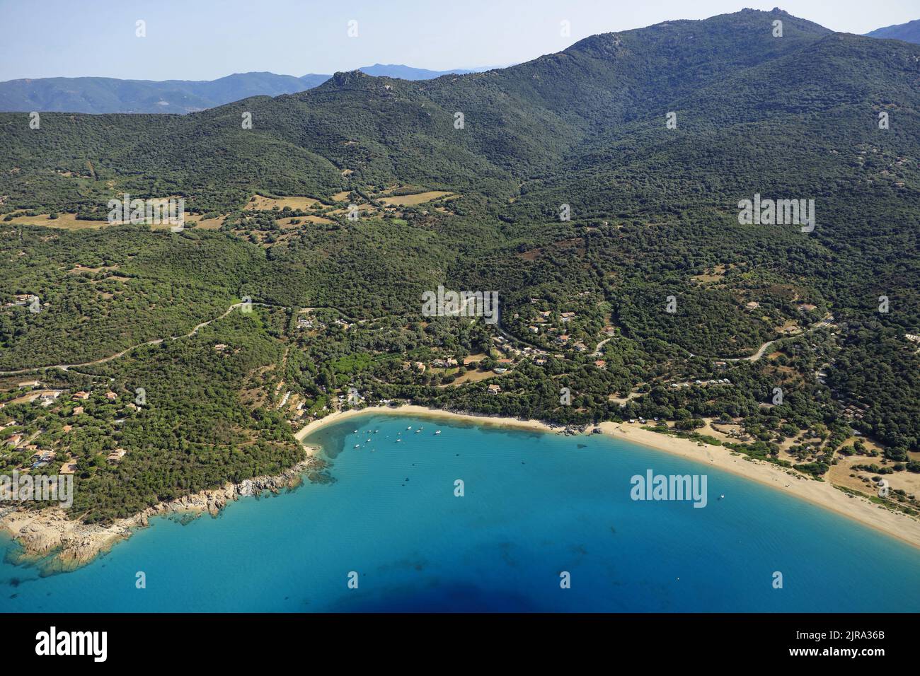 Corsica del Sud, dipartimento di Corse-du-sud, Olmeto: Veduta aerea del torrente e delle acque turchesi dell'ancoraggio della Cove Agliu Foto Stock