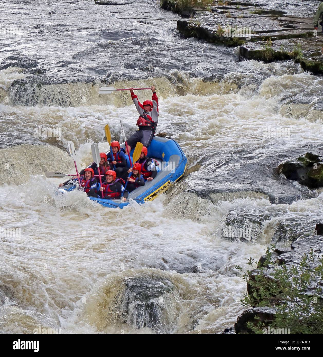 Rafting sul fiume Dee, a Llangollen, Denbighshire, Galles del Nord, Regno Unito Foto Stock