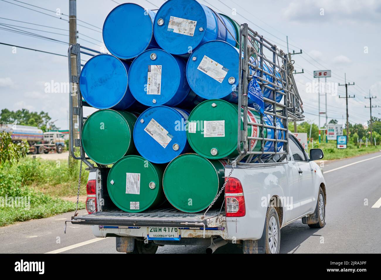 Fusti di olio su un autocarro pick-up, presi in Thailandia. Foto Stock