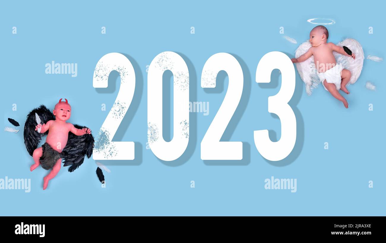 Angelo neonato e demone con il testo 2023 anno su sfondo blu studio Foto Stock