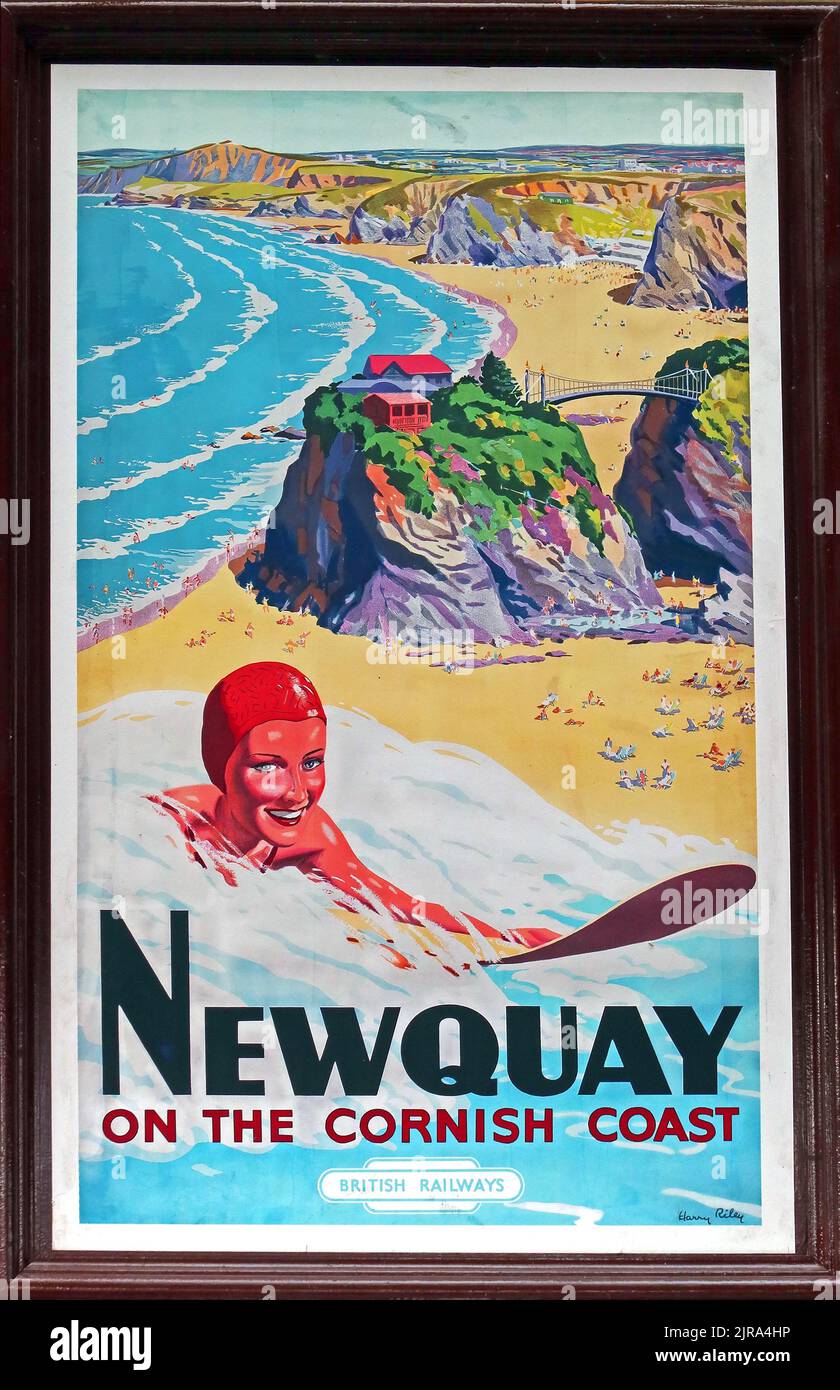 Poster delle ferrovie britanniche - Newquay, sulla costa della Cornovaglia, Cornovaglia, Inghilterra sud-occidentale, Regno Unito - una donna surfista in un cappello e castello di Tintagel Foto Stock