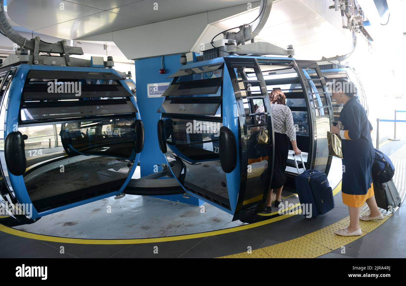 Salire a bordo della nuova funivia chiamata Rachbalit che collega l'area della baia e l'università di Haifa (attraverso l'università di Technion) a Haifa, Israele. Foto Stock