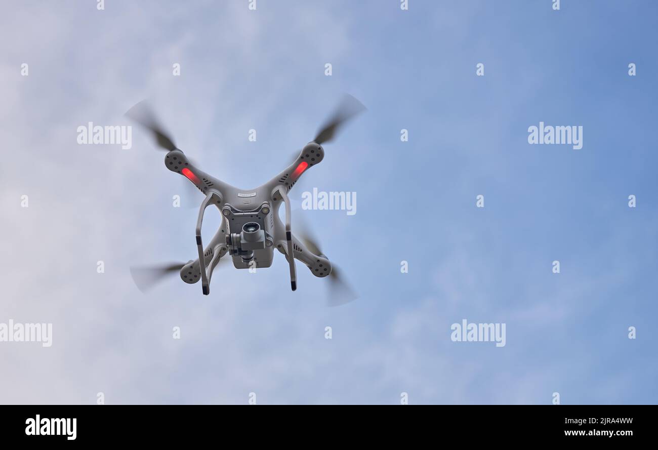 Un drone in un cielo blu. Foto Stock