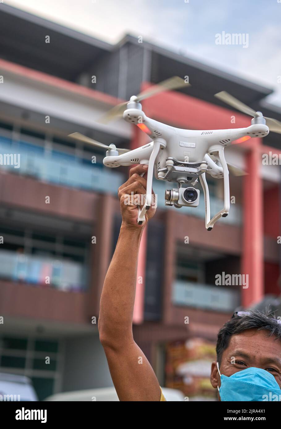 Un drone in un cielo blu. Foto Stock
