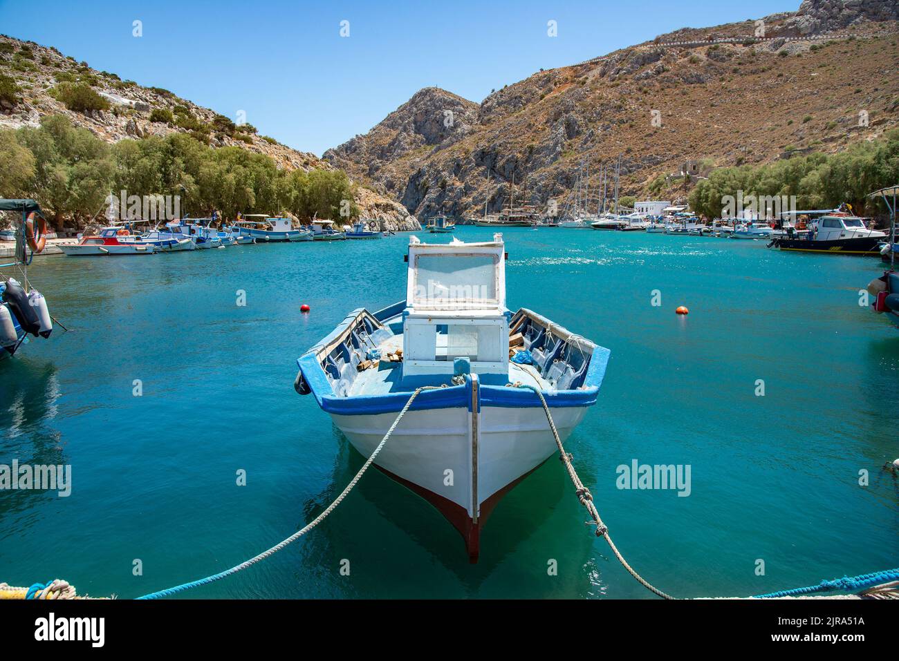 Barche nel porto di Vathis, Kalymnos, Dodecanese, Grecia, Sud Egeo. Foto Stock
