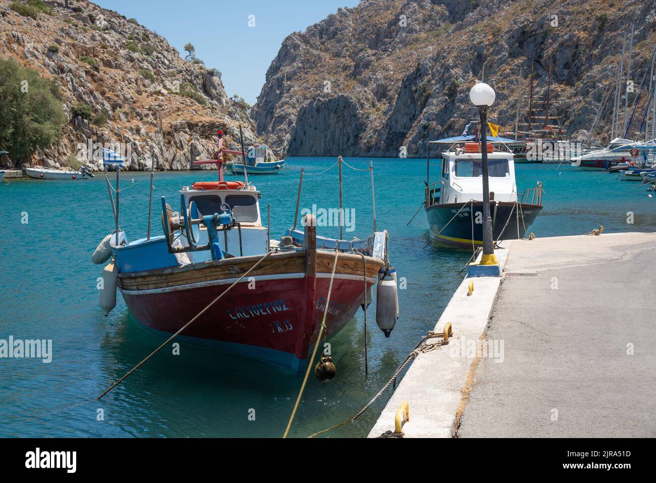 Barche nel porto di Vathis, Kalymnos, Dodecanese, Grecia, Sud Egeo. Foto Stock