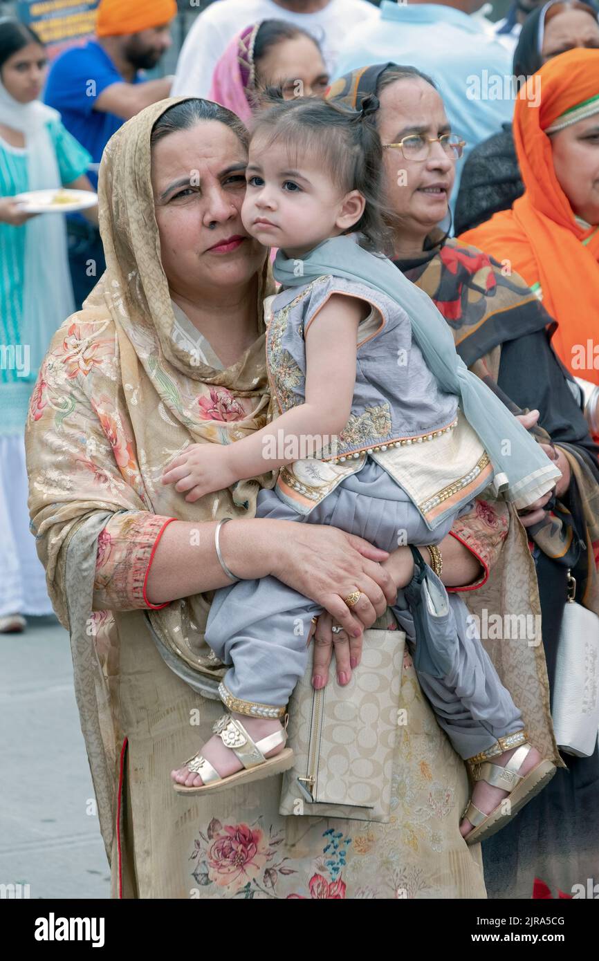 Una nonna e una nipote per l'inizio della Parata Nagar Kirtan a Richmond Hill, Queens, New York City. Foto Stock