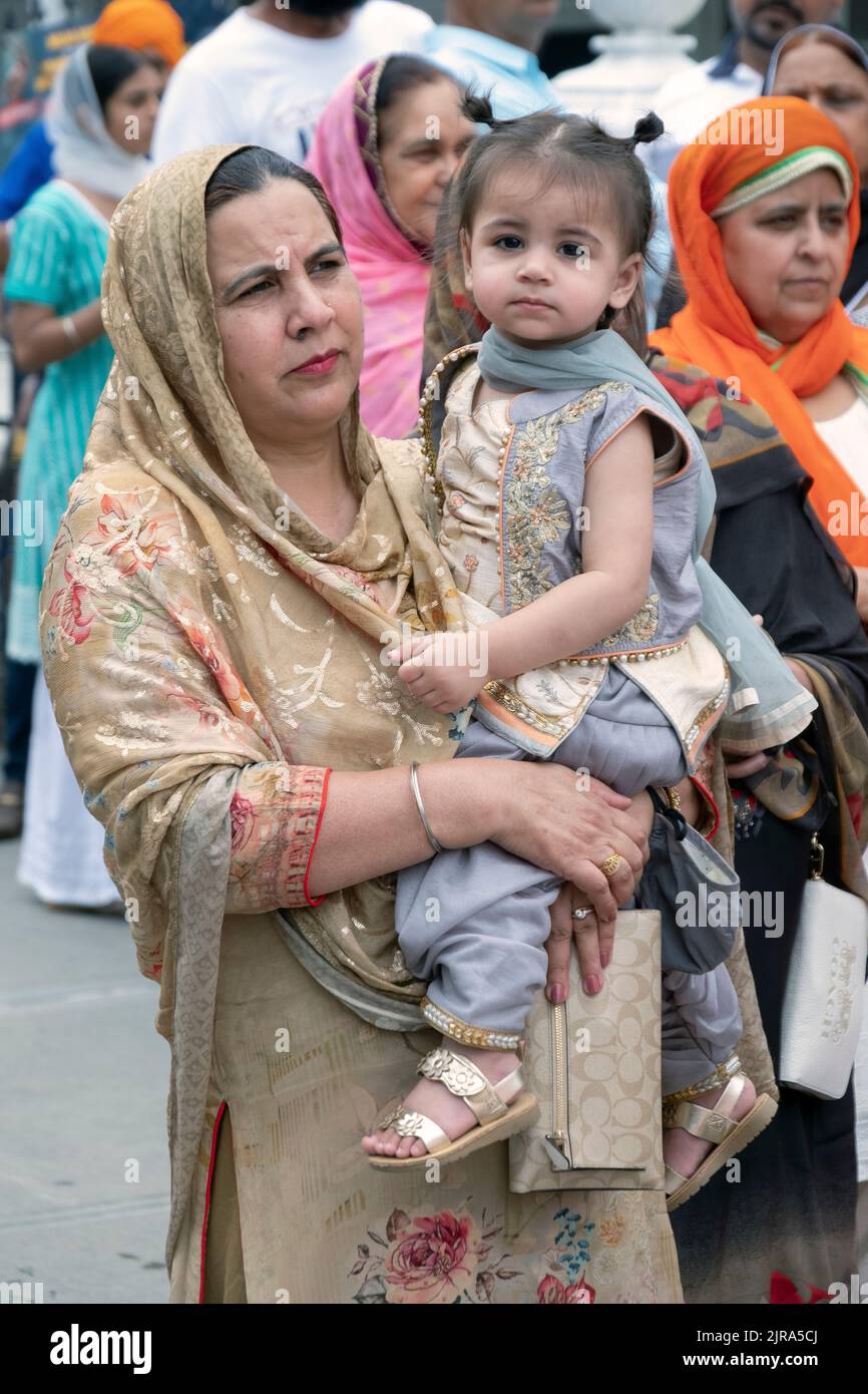 Una nonna e una nipote per l'inizio della Parata Nagar Kirtan a Richmond Hill, Queens, New York City. Foto Stock